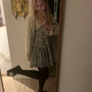 Kort tröja med luva - Inte bara sjukt najs tröja till alla tillfällen utan också så mysig. Går att ha både sommar och vinter och matcha till både klänning, kjol, shorts, byxor osv..🤍❤️‍🔥. Använd ca 4 gånger då den är för stor för mig🦦😢