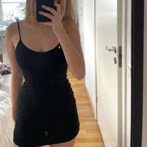 Tight klänning  - Säljer denna snygga klänning som har en maaaagisk passform! Köpt i Berlin men osäker på märke❤️❤️ hör av dig vid intresse. 