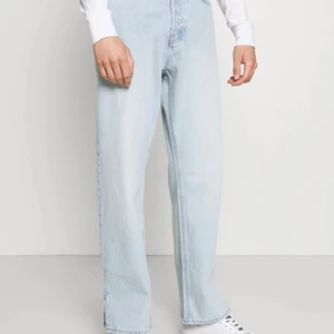 Weekday jeans med split - Jeans med split vid foten, helt nya med tagg kvar! Har ett par till helt nya i str 29 också för beställde i tre storlekar.