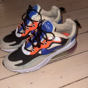 Nike Air Max React 270 - Storlek 38, begagnat skick, väldigt fina. 