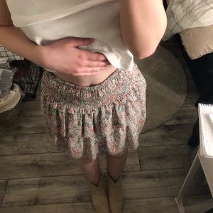 Kjol - Jätte söt somrig kjol, strlk xs, men skulle säga att den även passar s och m, väldigt stretchig och skön 💕 kontakta vid frågor & intresse!!
