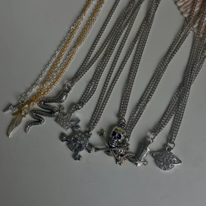 Halsband  - Hängeshalsband i silver🪙💍 50kr/st Ca 43,5cm långa Frakt på 15kr tillkommer🌸🤩