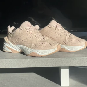 Nike M2K Tekno Ljusrosa - Använda men är i bra skick.