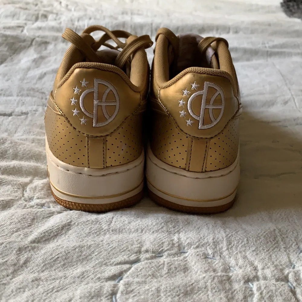 Air force 1 olympic gold i bra skick lite creasade brara. Orginal sulan saknas tyvärr . Skor.