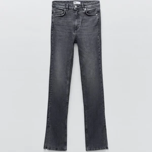 Zara jeans med slits  - Säljer nu mina gråa zara jeans med slits, då dem är för stora för mig. Dem är uppsydda i längden så dem ska passa mig som är 168cm, men man kan ta bort sömmen så blir dem orginallängd igen!💗