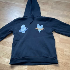 Zara Hoodie - Zara hoodie köpt ganska nyligen, använd ett par gånger. Bra skick inga defekter, kvitto finns.