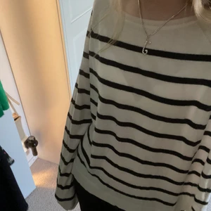 Zara tröja - Säljer denna randiga zara tröjan! Använd fåtal gånger och har inga defekter eller fläckar. startar proset på: 90kr. Köparen står för frakt💕