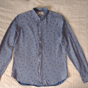 These glory days - skjorta storlek S - "Dandileon shirt" från These glory days. Regular fit, storlek small. Hoppas ni ser hur fin den är, trots att den legat nedpackad och är skrynklig. Ser lite ut som en blandning av denim och linne, men det är 100% bomull. 