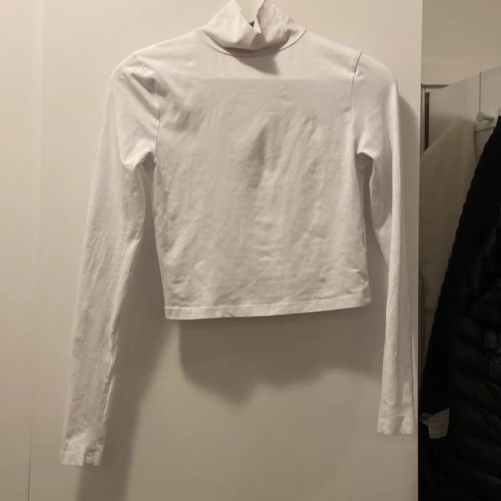 Säljer en vit långärmad tröja som inte kommer till användning, skriv för fler bilder ❤️. Toppar.