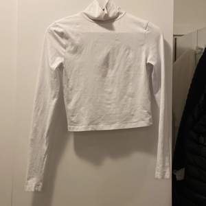 Säljer en vit långärmad tröja som inte kommer till användning, skriv för fler bilder ❤️