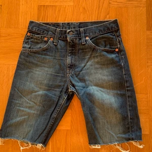BLÅ LEVIS SHORTS  - Säljer mina blå Levis shorts då de tyvärr har blivit för små för mig! Passar PERFEKT till vardags men även fest och varma sommardagar 💓