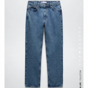 Zara mid Rise jeans - Säljer dessa midrise jeansen från zara som tyvärr är försmå för mig, i storlek 34💙💙  köparen står för frakt!