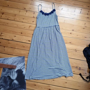 Klänning från Hm strl 152 - Sommar klänningen blå och vit randig i bra skick. Aldrig använd