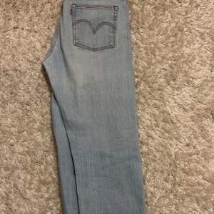 Jättefina blåa jeans från Levis köptes förra året men har inte kommit till användning då de är lite för stora för mig som vanligtvis använder S. Superfina till sommarn! Skriv för fler bilder 💙