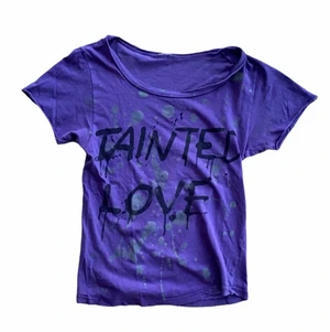 T-SHIRT LOVISA BURFITT TRYCK  - Lila linne t-shirt med svart tryck gjort av Lovisa Burfitt.