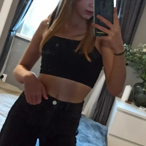 Svart topp i storlek xs - Aldrig använd men bortklipt lapp och därav nyskick. Säljer på grund av att den aldrig används. Skriv vid frågor och funderingar. (Frakt tillkommer)