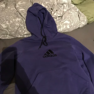 Adidas hoodie - Mörk blå Adidas hoodie 