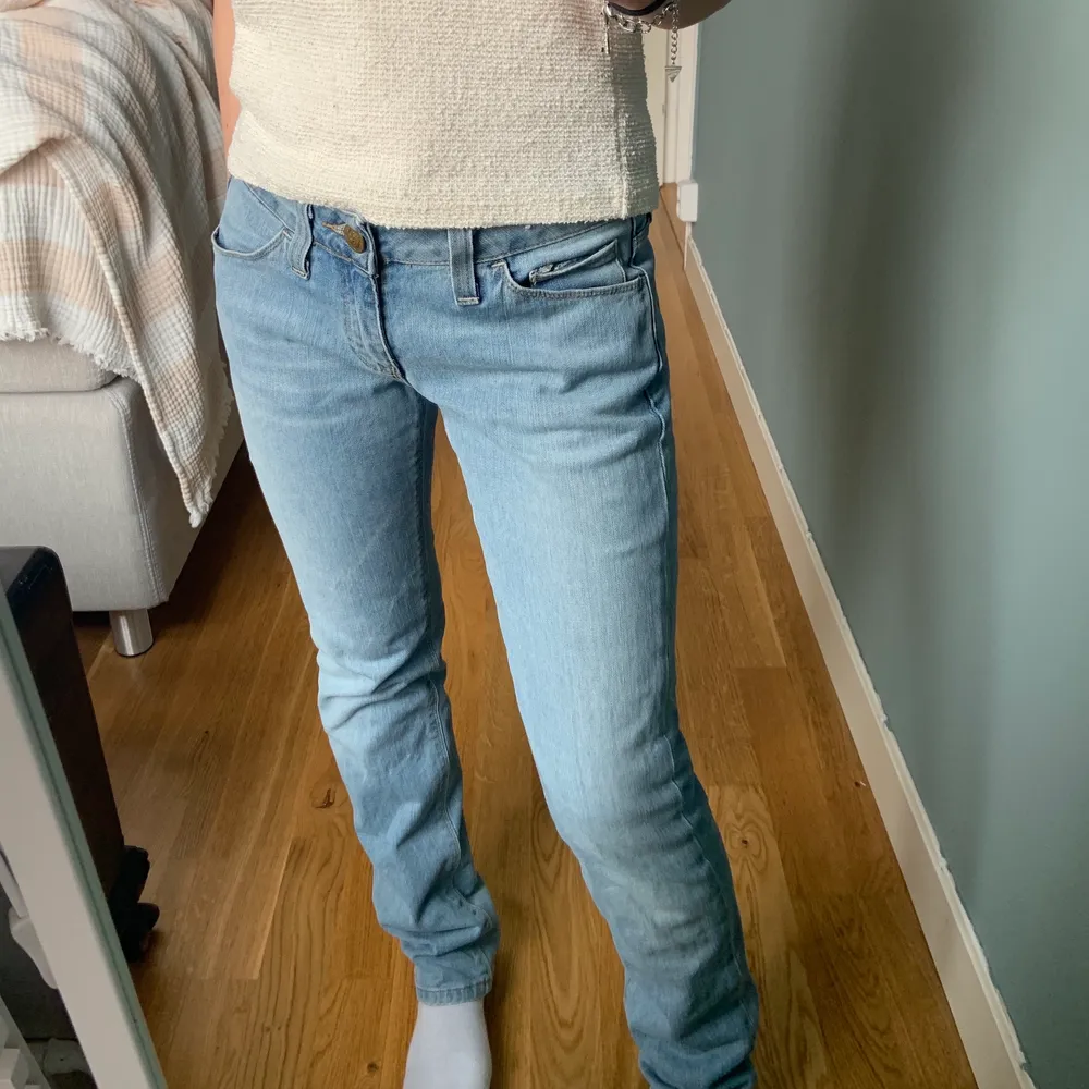 Skitsnygga low waisted jeans från Crocker, storlek W:28 L:32 men är små i strl så passar mindre också! . Jeans & Byxor.