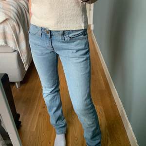Skitsnygga low waisted jeans från Crocker, storlek W:28 L:32 men är små i strl så passar mindre också! 