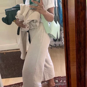 Beiga linnebyxor - Beiga linnebyxor i strl 34 men sitter som strl 32! 🌸 Använda fåtal gånger och passar någon som är 154-160 beroende på önskad längd