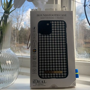 Jätte snyggt mobilskal🤍 - Ett snyggt mobilskal som alldrig är använt, bra skick och kommer skickas i själva ”kartongen” ny pris 400kr, (kartongen har en liten reva på sidan)