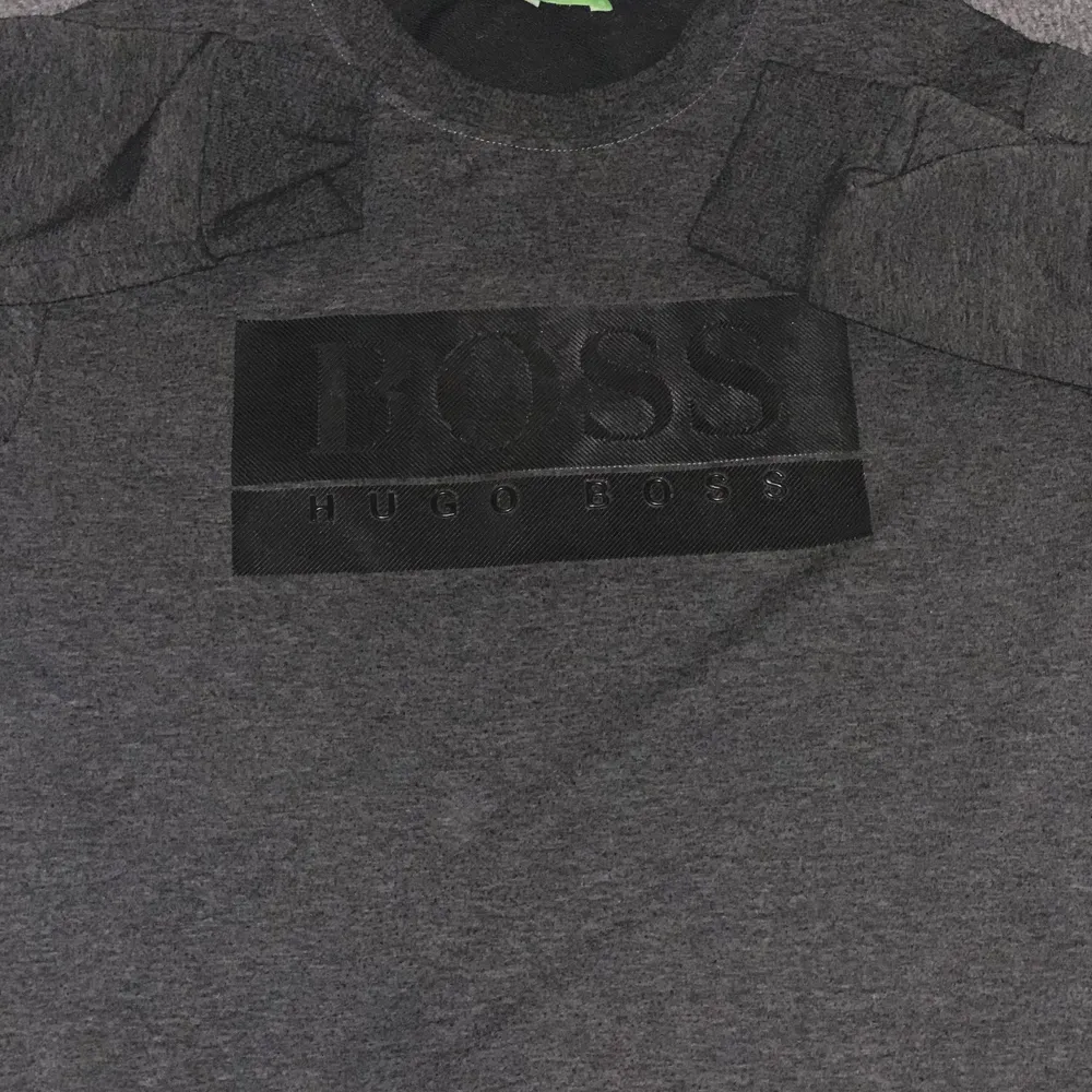 Hugo Boss tröja den är ny jag använt den en vecka . Tröjor & Koftor.