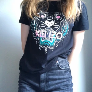 Äkta kenzo T-shirt - Äkta kenzo t-shirt, svart ordinarie pris 520kr. Bara använd en gång. Skriv gärna privat om du undrar något. 