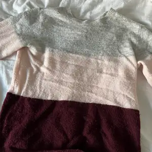Säljer denna jättefina stickade tröja som jag köpte i london❤️säljer på grund av att den är för liten för mig❤️