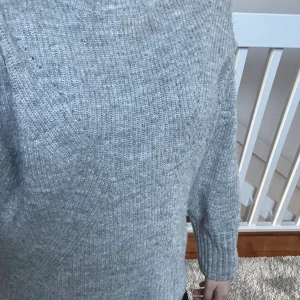 Grå stickad  - Säljer denna jättefina stickade tröjan från Lindex💕💕