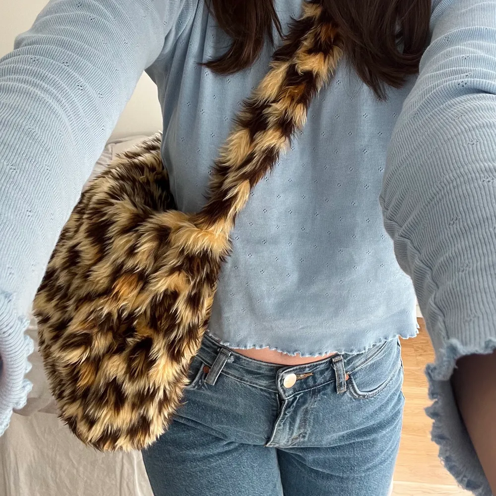 Cool och rymlig väska med leopardmönster!! Går att använda både crossbody och på ena axeln😇 Hör av er vid frågor o funderingar🤎. Väskor.