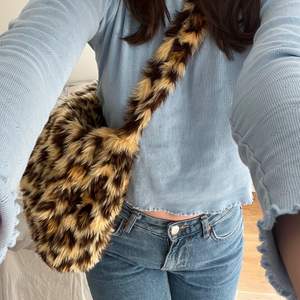 Cool och rymlig väska med leopardmönster!! Går att använda både crossbody och på ena axeln😇 Hör av er vid frågor o funderingar🤎