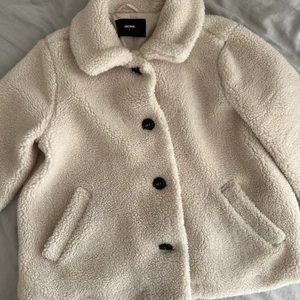 BikBok Teddyjacka - Supersöt och mysig teddyjacka från bikbok som knappt är använd. Kommer ej till användning längre då jag har så många andra jackor :( Skriv om ni har frågor eller funderingar💗Köparen står för frakten!