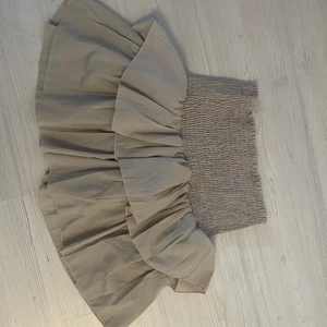 Volang kjol - Säljer denna kjol från gina tricot i storlek 40, köparen står för frakten!🤍