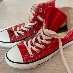 Converse  - Snygga röda converse, nästan oanvända.
