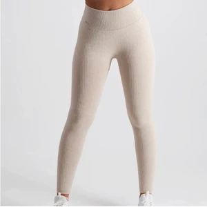 Beige aim’n tights - Säljer mina beiga aim’n tights i storlek xs, men de passar även xxs och s! Superfina och sparsamt använda, kom privat vid frågor och funderingar! Säljer pga att jag har för mycket träningskläder😩Priset kan alltid diskuteras, nypris 600kr. 