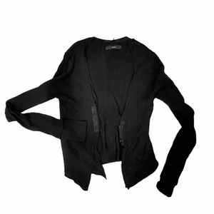 SVART KOFTA - Svart kofta med långa ärmar från Pour. 