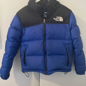 North face jacka  - Väldigt fin northface jacka som köptes i januari 2022  använd men fint skick med inga hål eller liknande. ❤️ väldigt skön och varm och stora fickor❤️ jag är 168 och passar mig jätte bra! ❤️ man kan även va längre ❤️