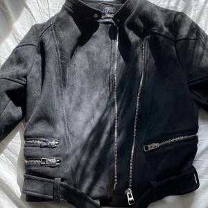Zara - Säljer denna svarta jeans jackan ifrån Zara i storlek S (även M) den är i bra skick då jag inte har använt den så mycket. Ganska tunn så man kan ha den som vår-sommar-höst jacka men den är lite för tunn för vintern!❤️