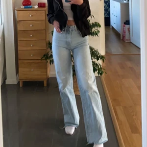 Jeans - Säljer mina vida jeans från lager 157. Storlek xxs passar även xs, sitter riktigt snyggt och är i bra skick. Säljer då jag inte använder de längre, vid fler frågor skicka meddelande💕 köpta för 300 och väl använda, därav billigt pris