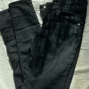 Lågmidjade jeans  - Svarta lågmidjade jeans i storlek S (även Xs) från bikbok. Har legat i min garderob ganska länge utav att jag visste och passar dom tyvärr inte längre. Har använd dom mycket men inte så dom är i dåligt skick:). (Ifall nån kommer köpa så kommer jag stryka och tvätta jeansen innan såklart!)❤️
