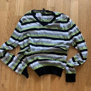 Sweater  - Säljer denna stickade v-ringade tröjan köpt på sellpy💚 strl M och passar större och mindre beroende på önskad passform