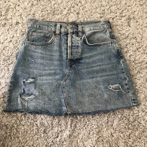 Jeanskjol - Säker dessa snygga jeansshorts! Midjemått: ungefär 67-69 cm Längd på kjolen: 40 cm En klassisk jeanskjol som alla behöver💕 Använd Max 2 ggr, nyskick! Pris kan diskuteras, köparen står för frakten och kan mötas upp! 
