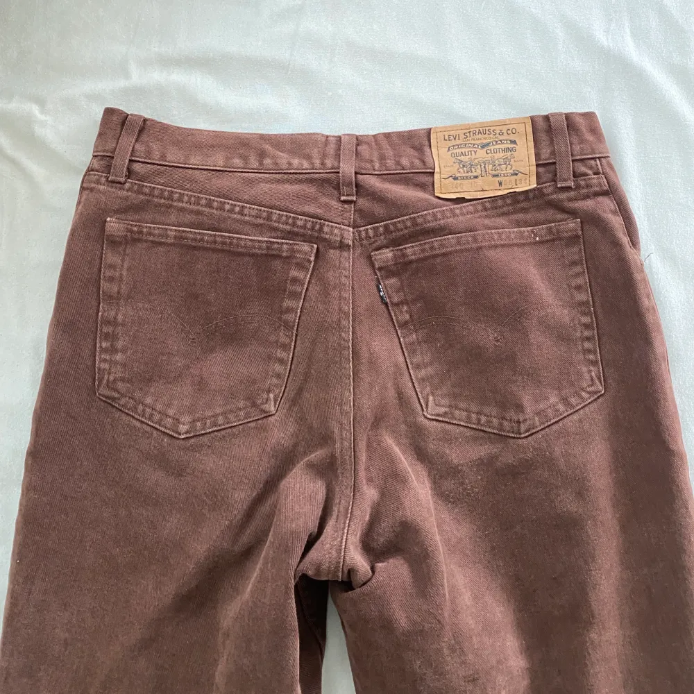 Jag säljer mina bruna vintage LEVIS jeans i strl W36 L34, dock är det oklart med hur storleken fungerar. Jag skulle säga att det är en S/M och om man är S kommer det sitter lite mer baggy. Sjukt fina använda 1 gång 🫶🏾🥹 . Jeans & Byxor.