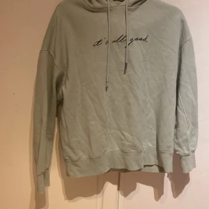 Hoodie - En hoodie me typ turkos färg, varm o mjuk! Rensar min garderob 