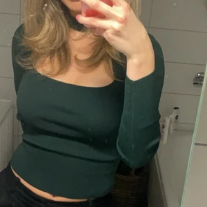 Grön cut out tröja zara - Säljer nu denna snygga tröjan från zara i superbra skick!