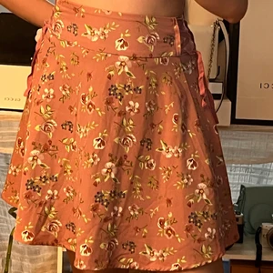 FBsister - 💜 Fin kjol som använd bara 1gång 💜Storleken är L 💜Hör gärna av dig om du vill se fler bilder. 