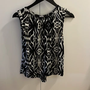 Linne svart/vitt - Linne i bra skick från gina tricot, använt fåtal gånger