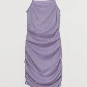 Super snygg lila glitter klänning. Storlek 36. Har använt den en gång på en fest men den har tyvärr inte kommit till så mycket användning efter det. 💓