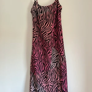 Miss Selfridge - Slipklänning i satin, aldrig använd - Aldrig använd slipklänning från Miss Selfridge