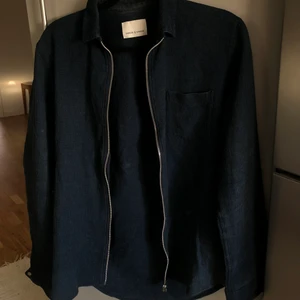 Samsoe samsøe skjorta  - En mörkblå skjorta från Samsoe samsøe. Bra skick! Kan gå ner i pris vid snabb affär! 